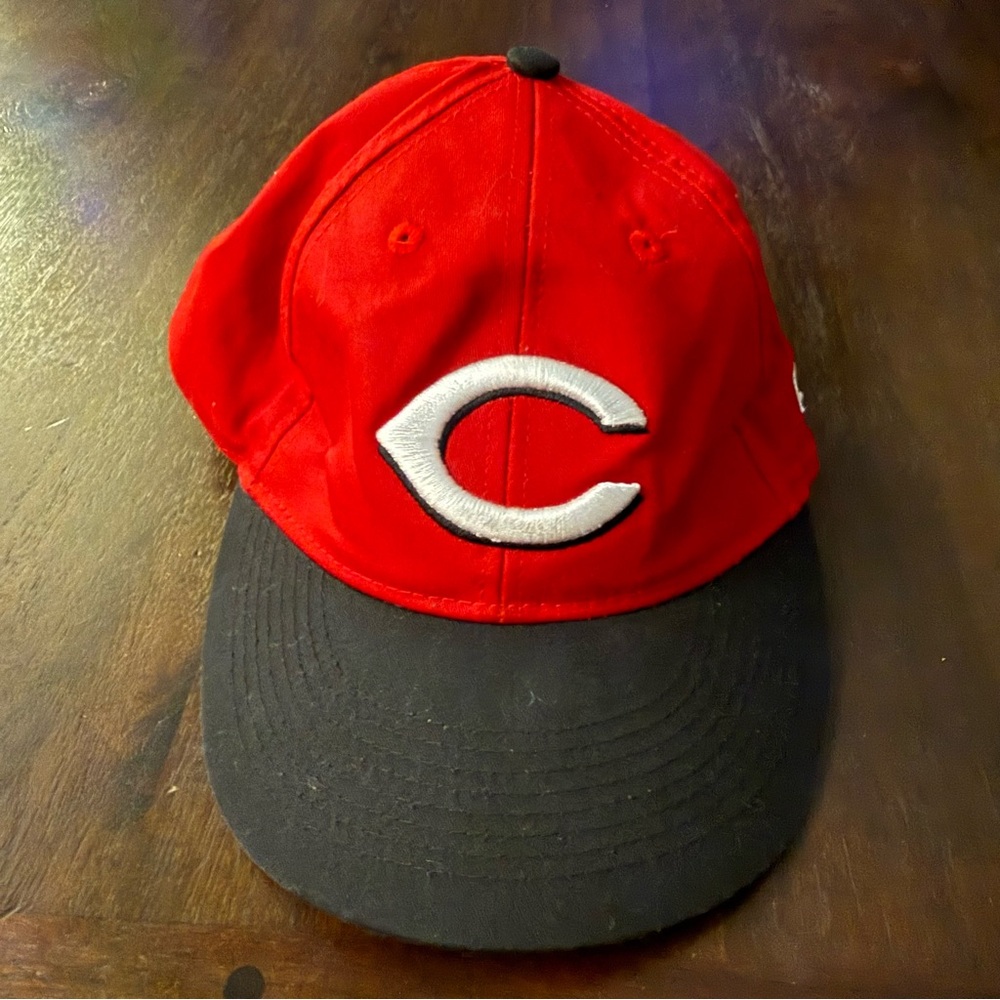 Team MLB OC Sports Youth Red and Black Baseball Cap with Cincinnati‎ Logo